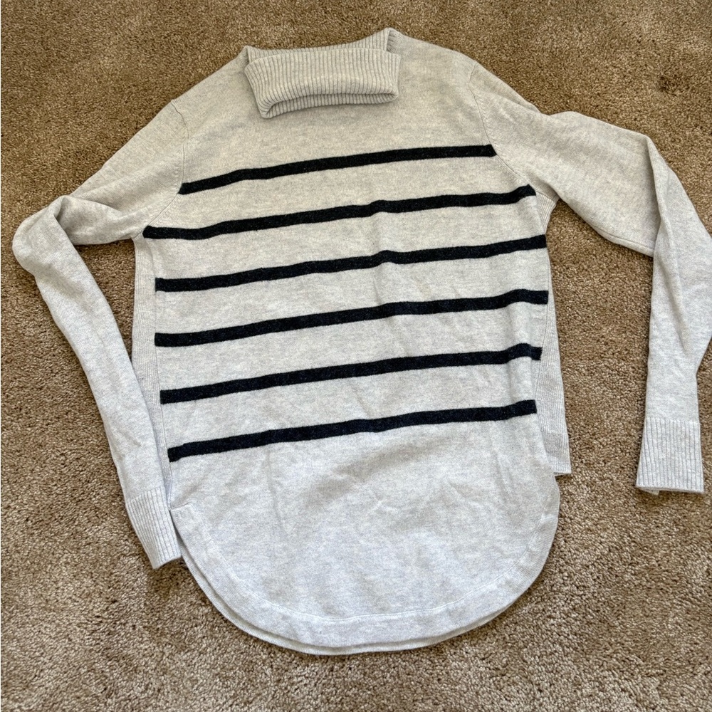 Autumn Cashmere Women’s Light Grey/Navy striped cashmere sweater, medium